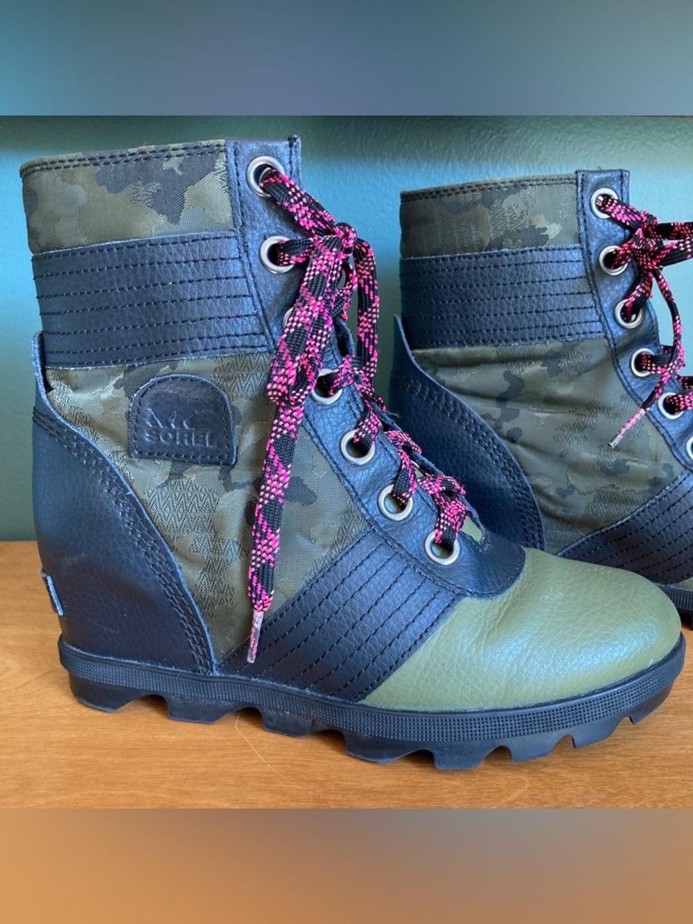 Sorel Olive Green & Black Boot with Pink-Black Laces